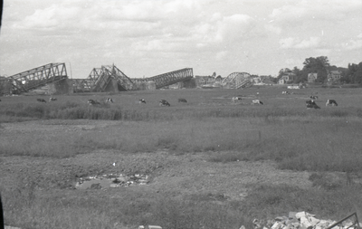 858188 Gezicht op de tijdens de Tweede Wereldoorlog vernielde spoorbrug over de IJssel bij Deventer.